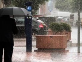 Una tormenta anega varias vías de la capital