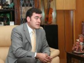 El alcalde dice que 'no es sencillo' trasladar todos los pubs de La Cubierta