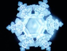 Una exposición muestra la influencia de los sonidos en los cristales de agua