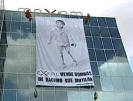 Greenpeace protesta contra las bombas de racimo en una empresa de explosivos