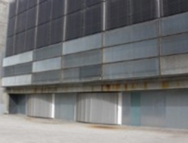 IU denuncia la falta de mantenimiento de unos paneles fotovoltaicos de Usera
