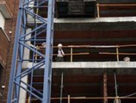 Muere un obrero y otro resulta herido al caer de un cuarto piso