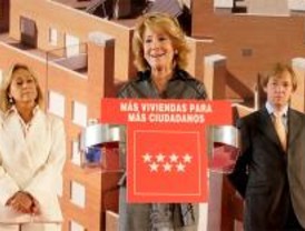 Aguirre entrega las llaves de 276 viviendas protegidas en Villa de Vallecas