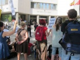 Puestos en libertad los dos 'indignados' detenidos este jueves a las puertas del Ministerio de Interior