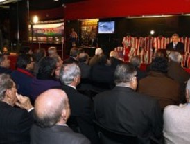 Históricos del Atlético se reúnen en el centenario de la camiseta rojiblanca