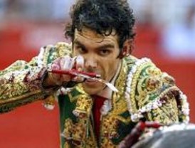 José Tomás sale a hombros de la plaza de Barcelona