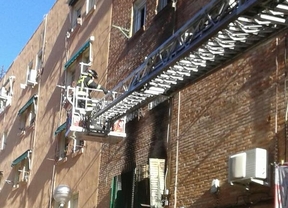 Un herida muy grave y ocho intoxicados leves en un incendio en San Blas-Canillejas