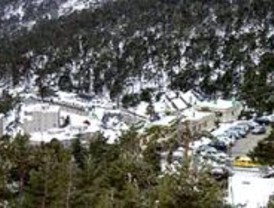 Mucho coche y poca nieve en las estaciones de esquí madrileñas