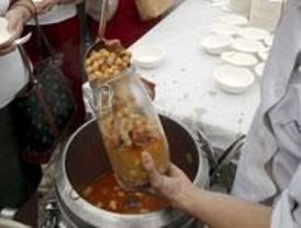 Más de 20.000 personas disfrutan de un cocido solidario