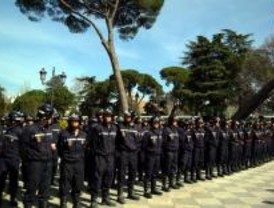 Los bomberos enseñan cómo prevenir incendios a los escolares y a los ancianos