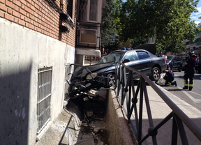 Empotra su coche contra un edificio de viviendas en Vicálvaro y se va