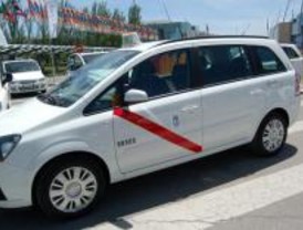 Taxistas invitan en 2010 a evitar el 'sobeteo' y los roces de los autobuses y el Metro