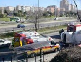 Una madre y su hija, heridas tras volcar su furgoneta