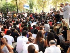 Los indignados se unen a la protesta mundial para denunciar 'el golpe de estado de los mercados'