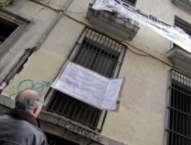 Varios colectivos 'okupan' dos edificios de Malasaña para que el Ayuntamiento no los venda