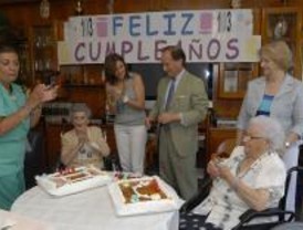 El alcalde de Pozuelo visita a tres centenarios en el Día de los Abuelos