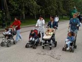 La Comunidad recibe 18.000 solicitudes de 'Cheque-bebé' en seis meses