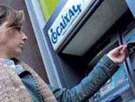 La Caixa adapta sus cajeros automáticos a personas invidentes
