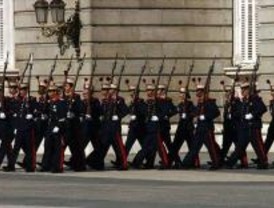 Primer relevo de la Guardia Real con gradas para el público
