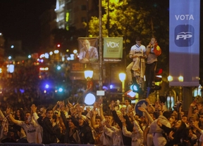 Cientos de jóvenes celebran la victoria blanca ajenos a la cita electoral.