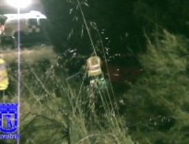 Dos heridos al caer con su coche por un terraplén de diez metros de altura en un acceso a la M-40