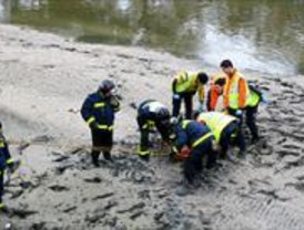 Rescatan a un hombre que cayó al río Manzanares y quedó atrapado en el fango de la orilla