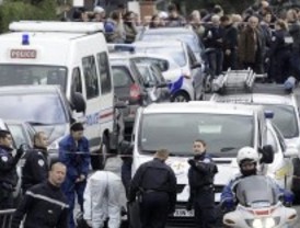 La policía mantiene cercado al asesino de Toulouse, que se ha definido como miembro de Al Qaeda