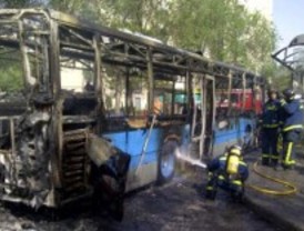Un autobús de la EMT arde en Moratalaz por sobrecalentamiento del motor