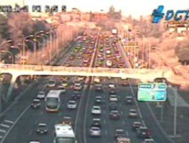 Numerosas retenciones en las carreteras