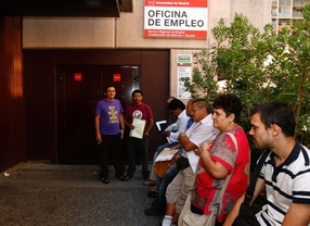 El paro nacional cae en 31 personas pero repunta en Madrid