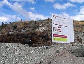 IU denuncia el 'archipiélago de inmundicia' del parque de La Gavia