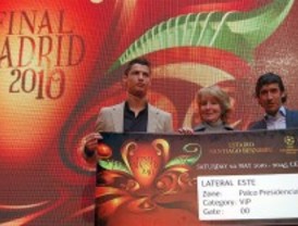 Esperanza Aguirre recibe la primera entrada para la final del Bernabéu