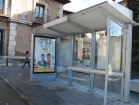 Alcalá adapta las marquesinas a los discapacitados