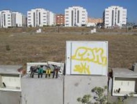 Vecinos de Parla Este denuncian que se vierten escombros en el barrio