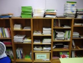 Las asociaciones de padres piden 'urgentemente' crear bancos de libros de texto