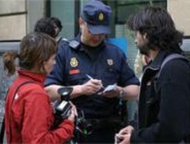 La Policía impide la acampada por una vivienda digna