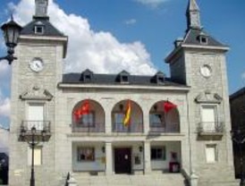Los ediles encerrados salen del Ayuntamiento de Alpedrete