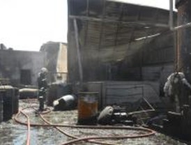 Un incendio calcina una fábrica de pintura en Arganda, aunque no causa heridos
