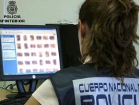El juez deja libre al acusado de engañar a varias chicas en una red social para hacerles fotos desnudas y violarlas
