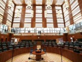 La Asamblea vive una discución 'guerracivilista' a cuenta del franquismo y de Garzón