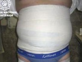 Casi 900 kilos de cocaína se decomisaron a 'correos' humanos en Barajas en 2009