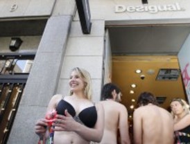 350 personas hacen cola en ropa interior para vestirse gratis en una tienda en Fuencarral