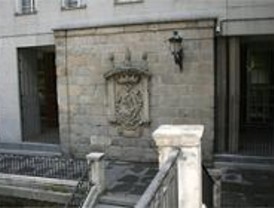Taladran el escudo más antiguo de Madrid para colocar una farola