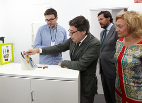 Ignacio González visita la empresa bq en Las Rozas