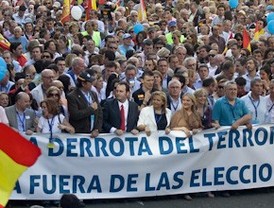 Miles de personas exigen que ETA quede fuera del 22-M