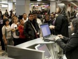 Media docena de pasajeros de Air Comet se declaran en huelga de hambre