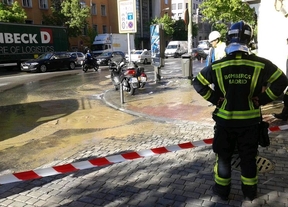Una tubería rota deja una balsa de agua en Ronda de Valencia y dificulta el tráfico