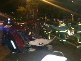 Dos heridos graves y tres leves en un accidente en la Castellana