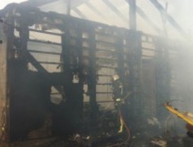 Un incendio calcina un chalet de madera en Tres Cantos