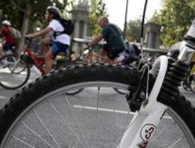 Disfrazados con motivos étnicos para reivindicar la bici como medio de transporte